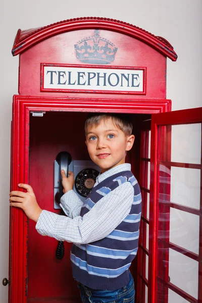 Niño con teléfono —  Fotos de Stock