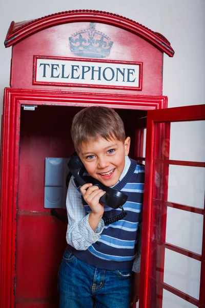 Pojke med telefon — Stockfoto