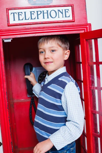 Niño con teléfono —  Fotos de Stock