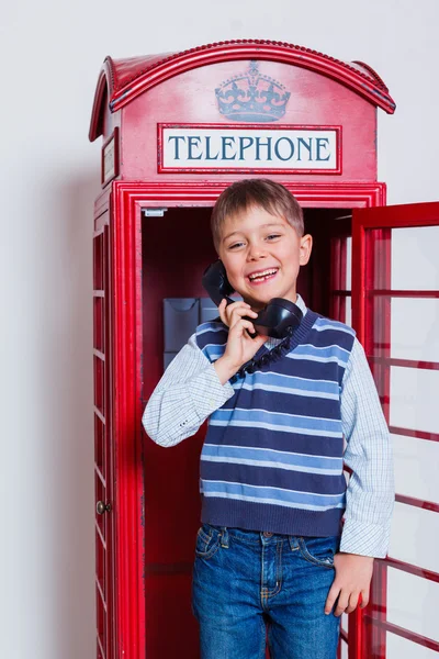 Niño con teléfono —  Fotos de Stock