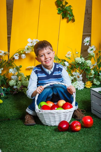 Spring boy with apples. — Stock Photo, Image