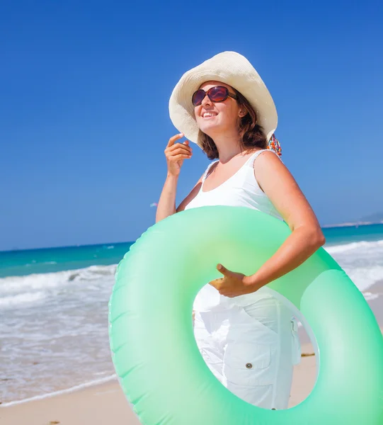 Vrouw op het strand — Stockfoto