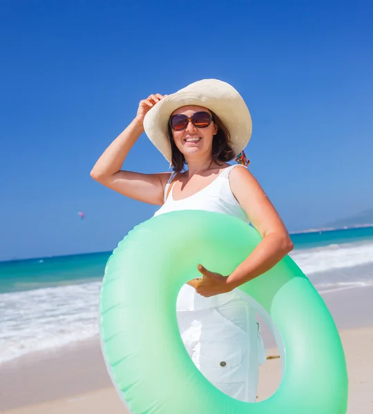 Donna sulla spiaggia — Foto Stock