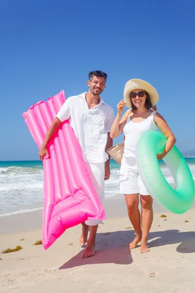 Paar op een tropisch strand — Stockfoto