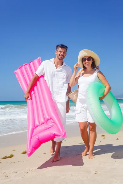 Pareja en una playa tropical —  Fotos de Stock