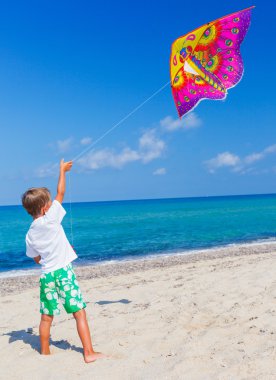 oğlan uçurtma ile.