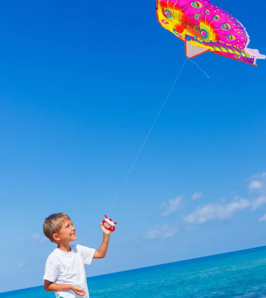 Junge mit Drachen. — Stockfoto