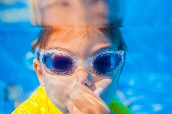 Onderwater jongen — Stockfoto