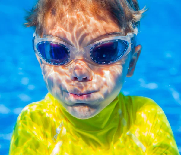 Chico bajo el agua — Foto de Stock