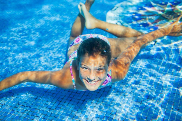 Chica bajo el agua —  Fotos de Stock