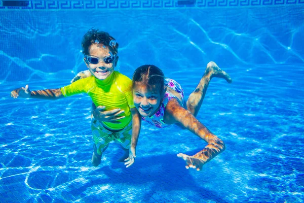 Niño bajo el agua — Foto de Stock