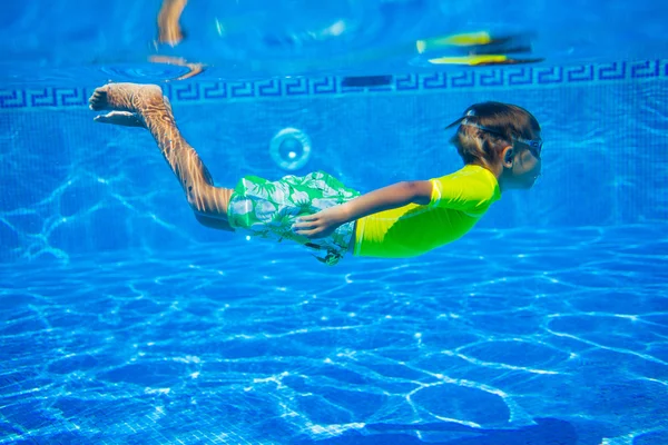 Chico bajo el agua — Foto de Stock