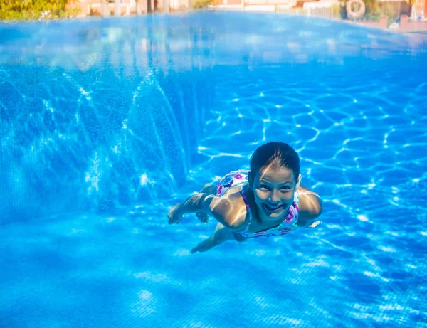 Chica bajo el agua — Foto de Stock