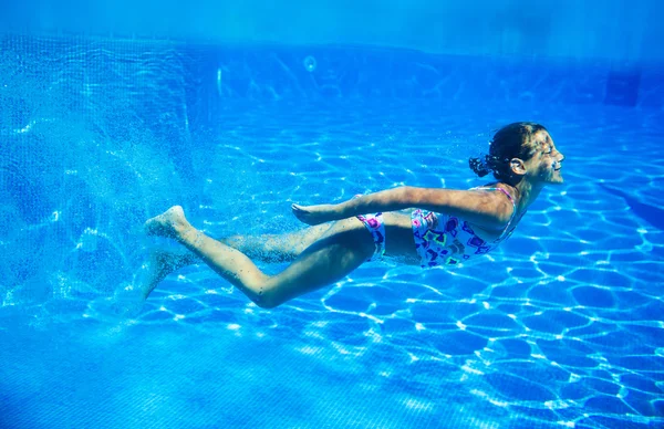 Chica bajo el agua — Foto de Stock