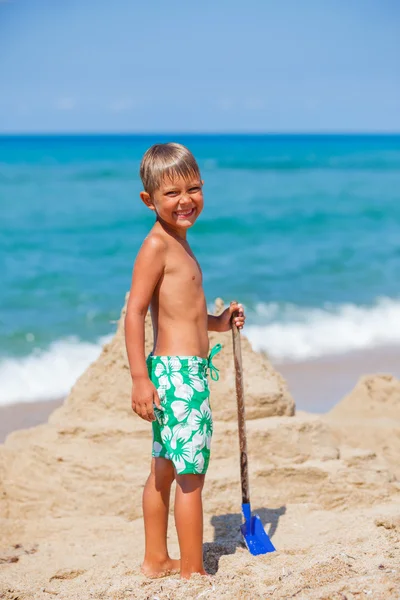 Menino brincando na praia — Fotografia de Stock