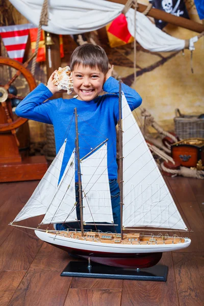 Niño con barco —  Fotos de Stock