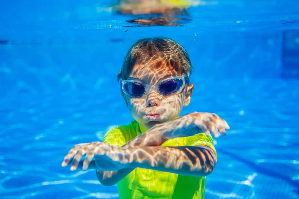 Onderwater jongen — Stockfoto