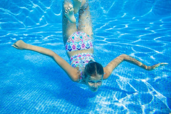 Mädchen unter Wasser — Stockfoto