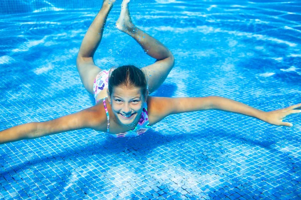 Chica bajo el agua —  Fotos de Stock