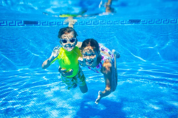 Niño bajo el agua —  Fotos de Stock