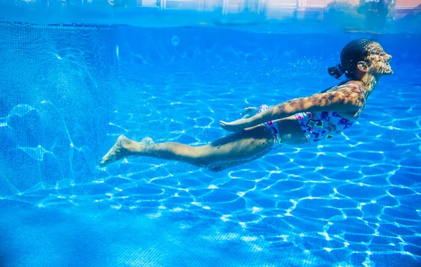 Underwater glad söt tjej i poolen — Stockfoto