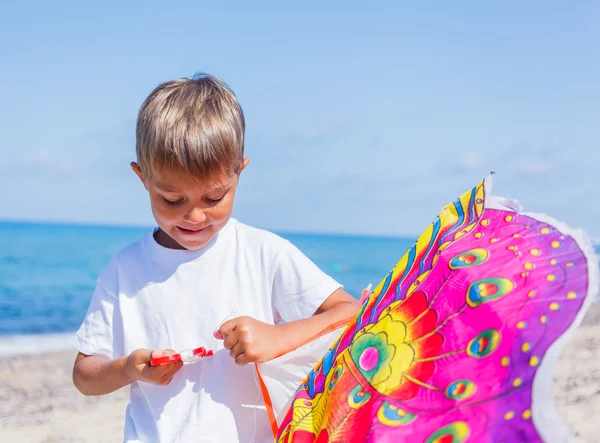 Menino com papagaio . — Fotografia de Stock