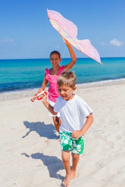 Bambini con aquilone . — Foto Stock