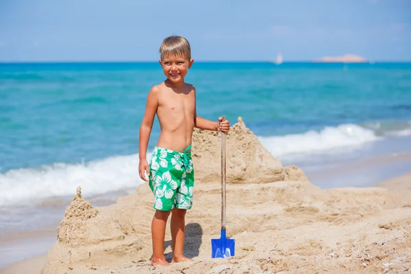 Мальчик играет на пляже — стоковое фото