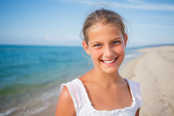 Menina na praia — Fotografia de Stock