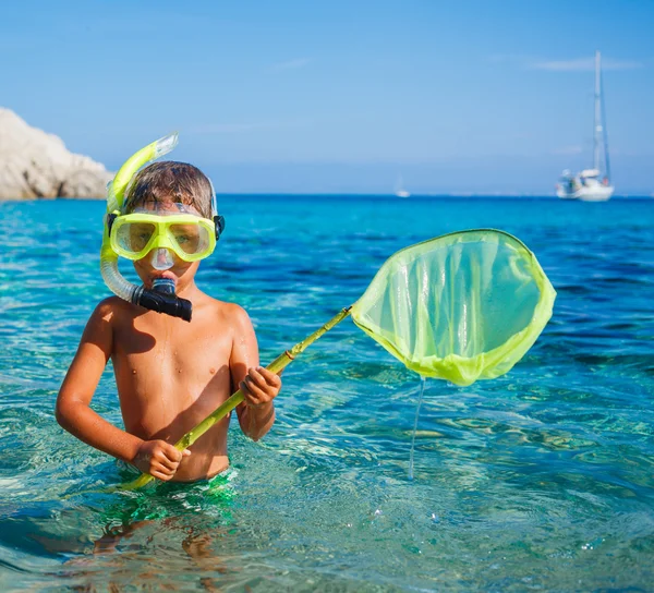 Jongen speelt in de zee — Stockfoto