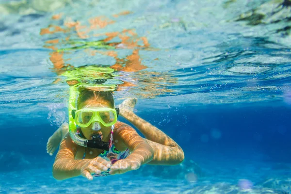 Underwater girl snorkling — Stockfoto