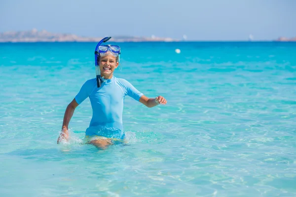 Κορίτσι, κολύμβηση με αναπνευστήρα — Φωτογραφία Αρχείου