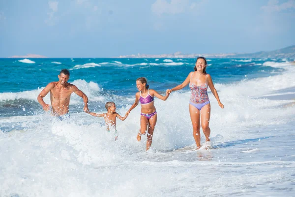 Familia en la playa — Foto de Stock