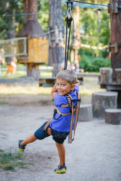 Niño en un parque de aventura de escalada — Foto de Stock