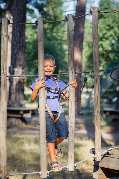 Boy v horolezecké dobrodružství parku — Stock fotografie