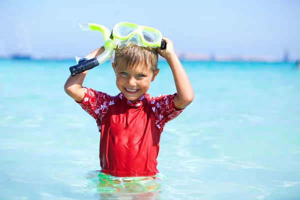 Chico haciendo snorkel — Foto de Stock