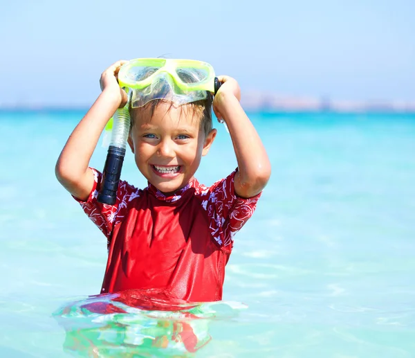 Pojke snorkling — Stockfoto