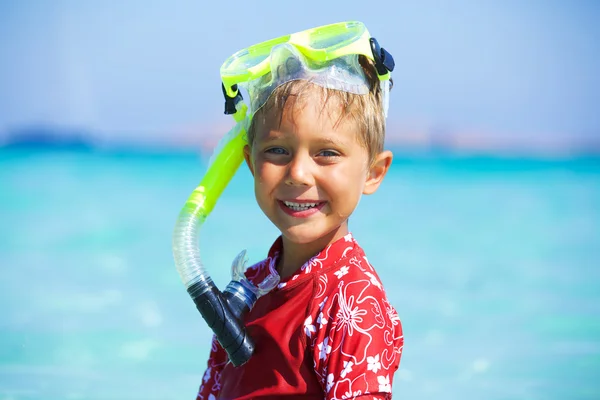 Chico haciendo snorkel — Foto de Stock