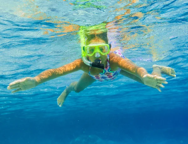 Underwater girl snorkling — Stockfoto