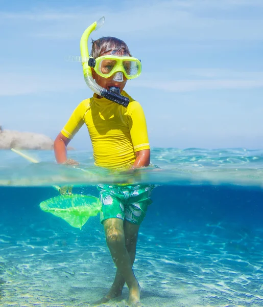 Pojken leker i havet — Stockfoto