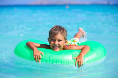 Denizde oynayan çocuk