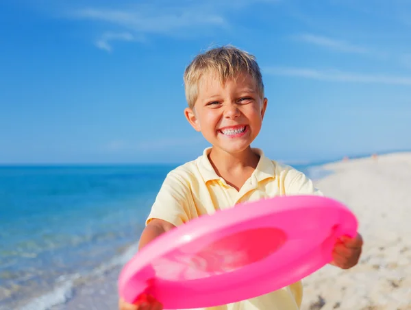 Jongen frisbee spelen — Stockfoto