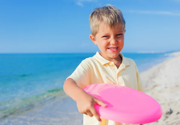 Menino jogando frisbee — Fotografia de Stock