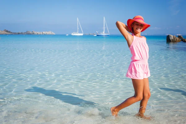 Meisje op het strand — Stockfoto