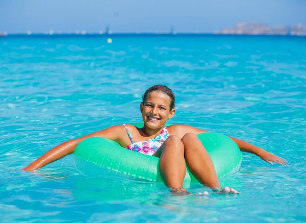 Menina relaxante no mar — Fotografia de Stock