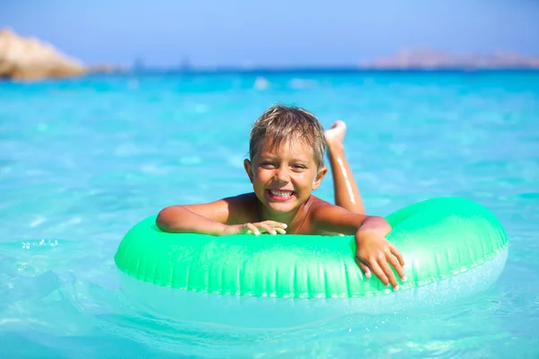 Pojken leker i havet — Stockfoto