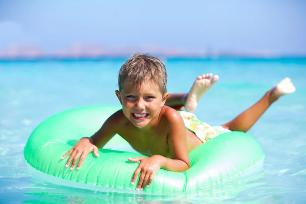 Pojken leker i havet — Stockfoto