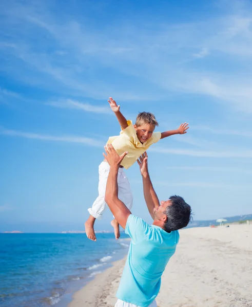 Far och son på stranden — Stockfoto