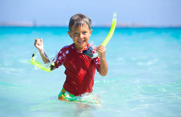 Pojke snorkling — Stockfoto