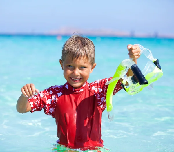 Chico haciendo snorkel —  Fotos de Stock